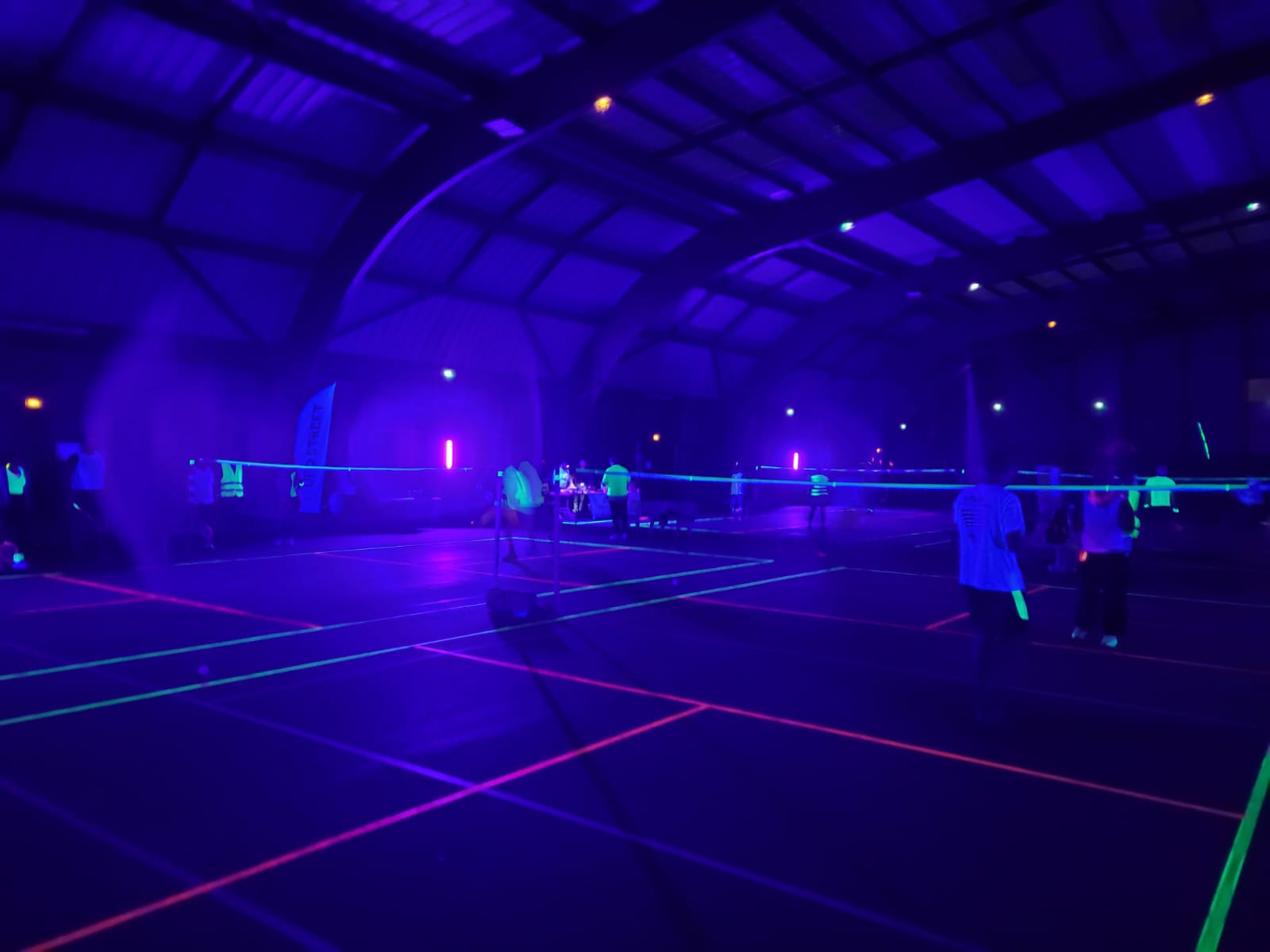 Terrains illuminés pour une séance de badminton fluorescent