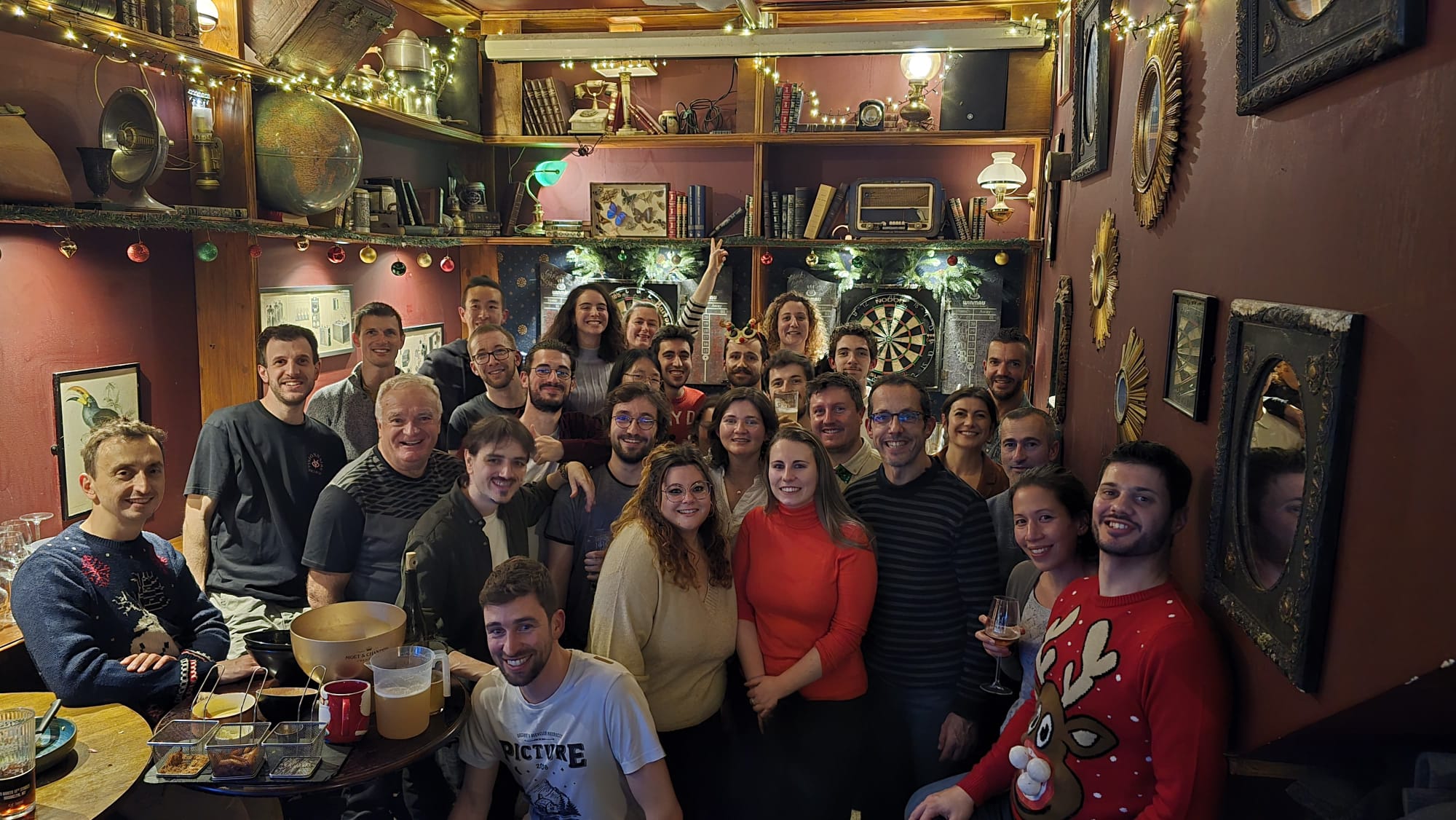 Adhérents du club réunis au restaurant pour un moment convivial