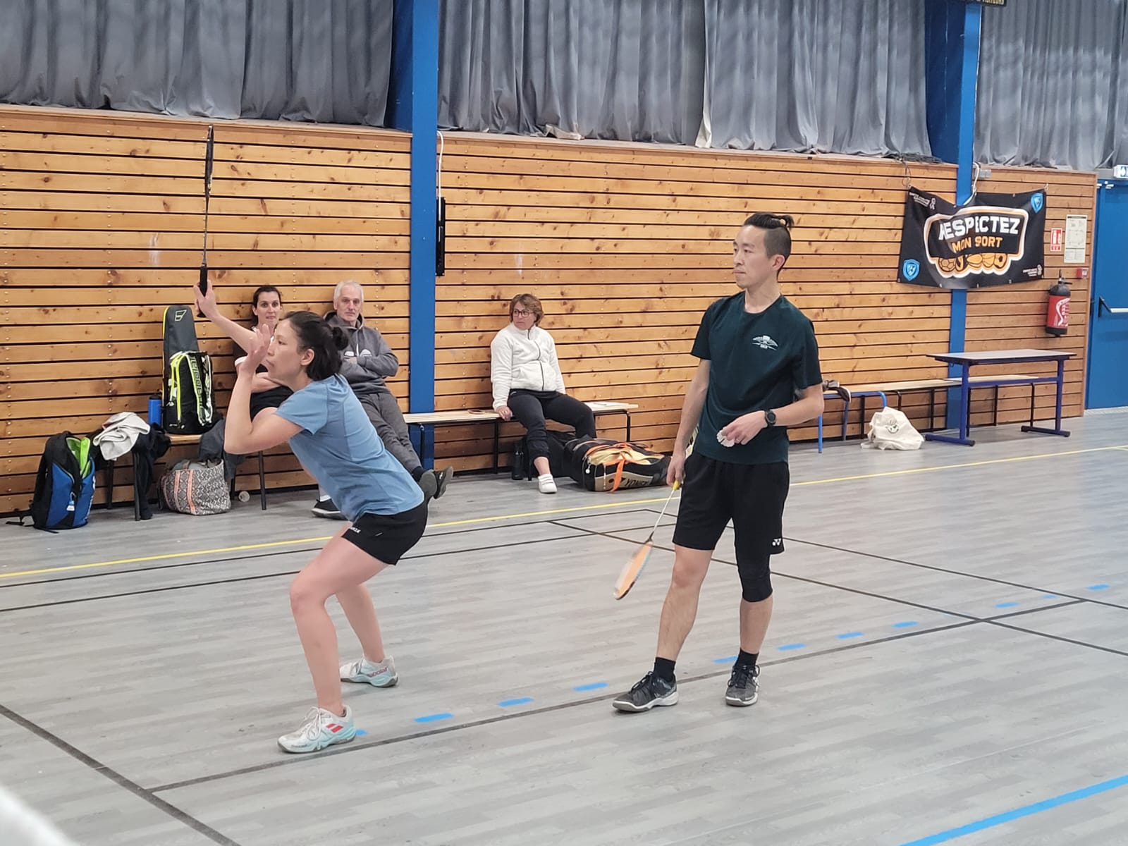 Joueuse se préparant à frapper le volant pendant un match de double