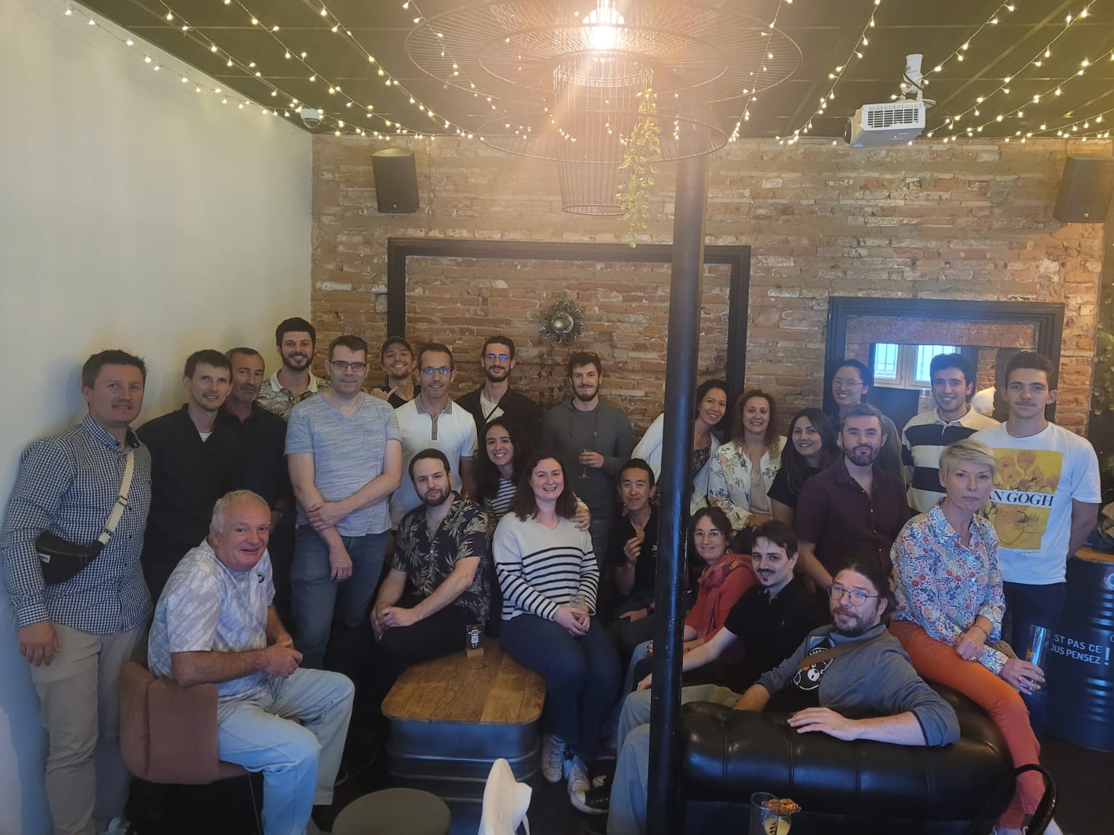 Membres du club réunis autour d'une table lors d'une sortie conviviale