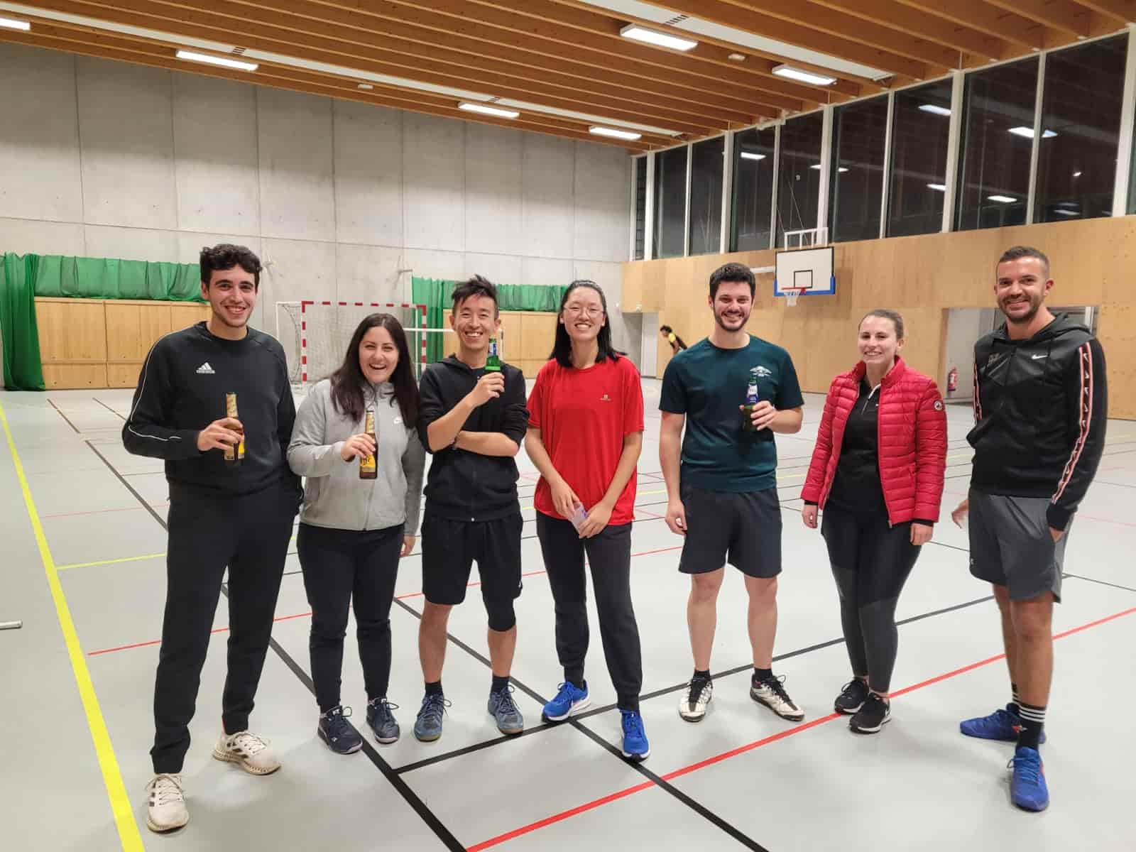 Joueuses et joueurs alignés sur le terrain après un tournoi du club